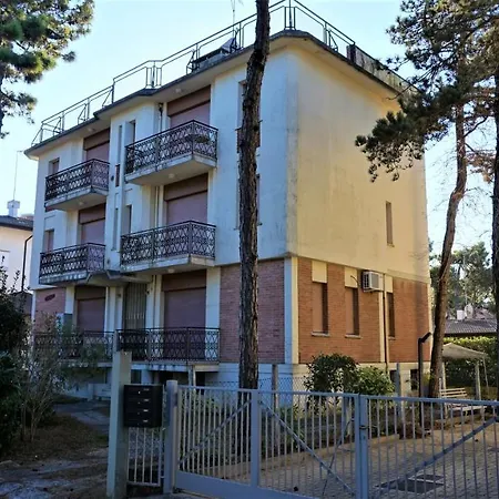 Fantastic Flat In A Quiet With Terrace In Lignano Pineta Apartamento